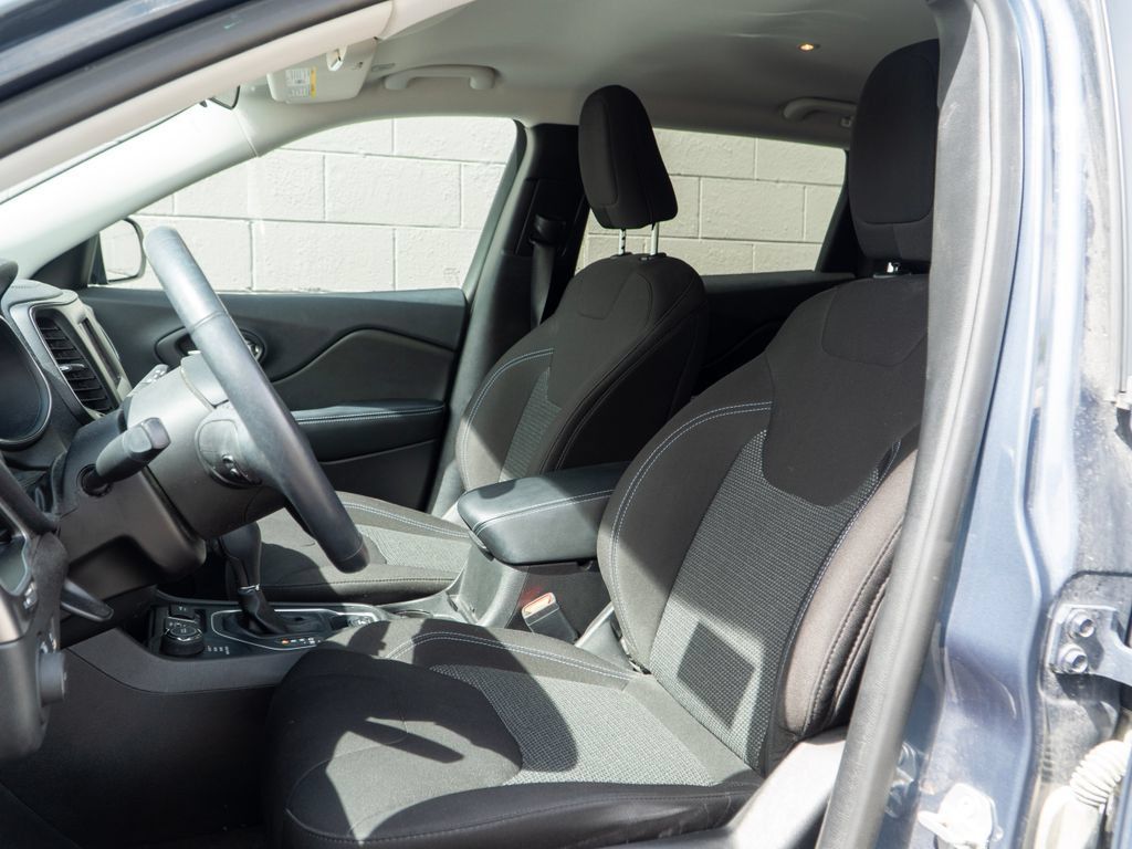 Used 2019 Jeep Cherokee Latitude w/ Cold Weather Group AWD/4WD image 5