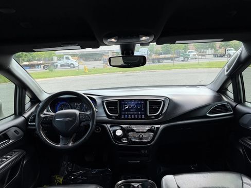 Used 2020 Chrysler Pacifica Touring-L w/ S Appearance Package FWD image 14
