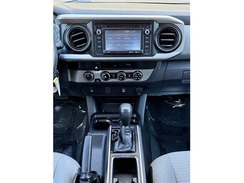 Used 2018 Toyota Tacoma SR5 AWD/4WD image 11