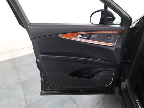 Used 2020 Lincoln Nautilus Reserve w/ Equipment Group 201A image 8