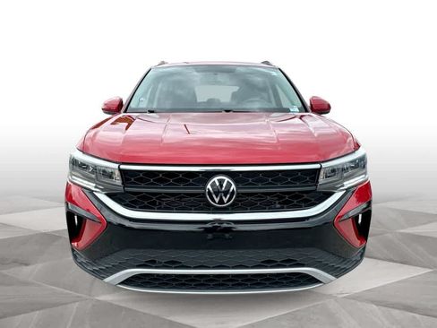 Used 2022 Volkswagen Taos SE w/ Panoramic Sunroof Package FWD image 3