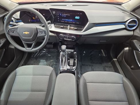Used 2025 Chevrolet Trax LT FWD image 17