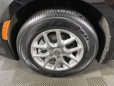 Used 2024 Chrysler Pacifica Touring-L image 12