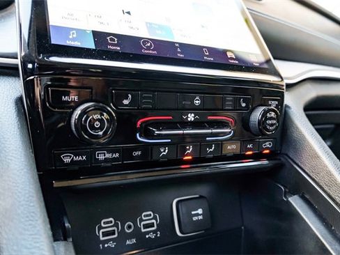 Used 2023 Jeep Grand Cherokee Limited image 18