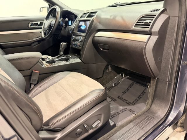 Used 2017 Ford Explorer XLT w/ Equipment Group 202A AWD/4WD image 39