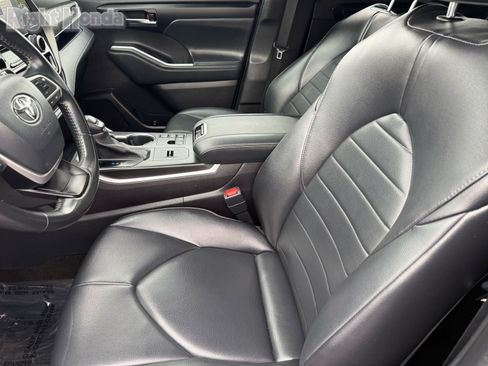 Used 2023 Toyota Highlander XLE image 12