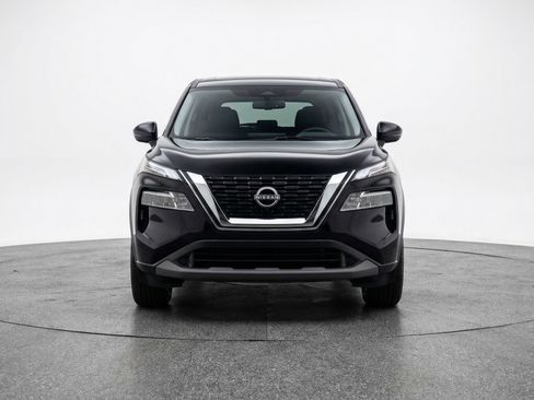 Used 2025 Nissan Rogue SV image 2