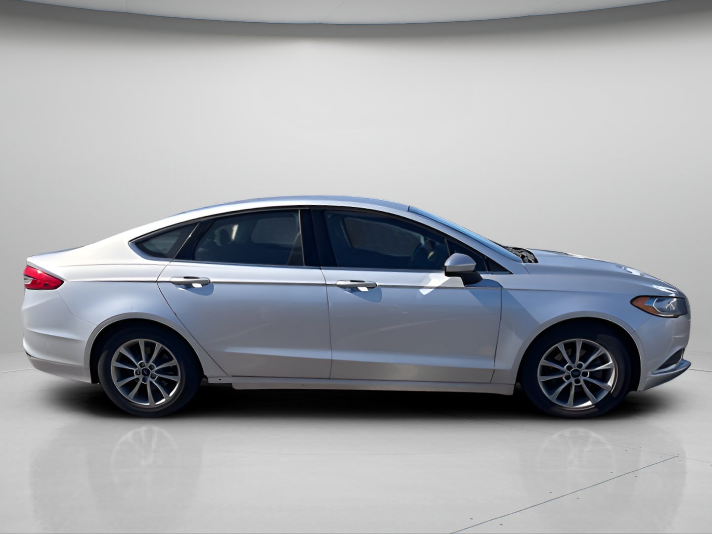 Used 2017 Ford Fusion SE w/ Fusion SE Technology Package FWD image 3