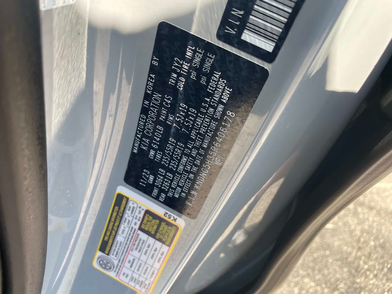 Used 2024 Kia Carnival EX FWD image 20