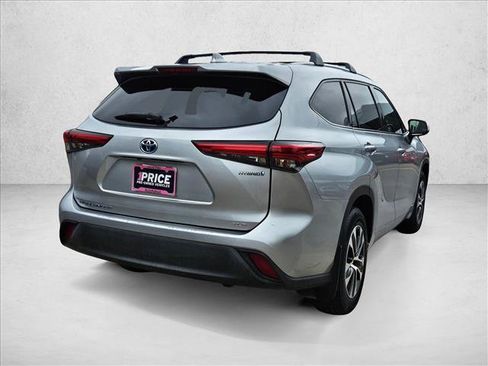 Used 2022 Toyota Highlander XLE AWD/4WD image 5