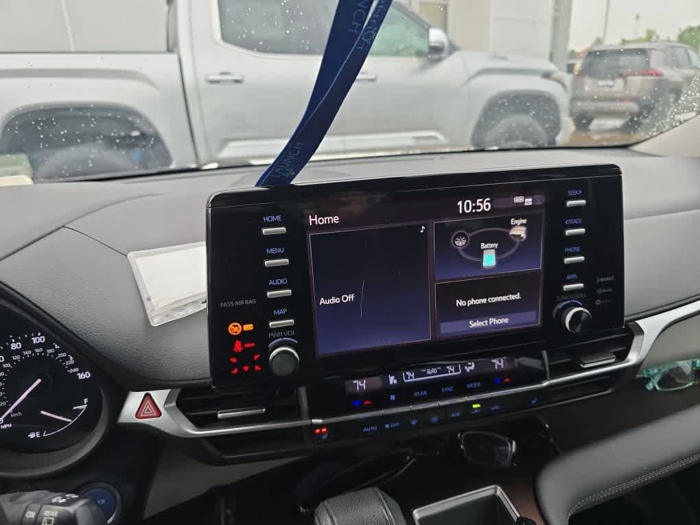 Used 2021 Toyota Sienna XLE AWD/4WD image 2