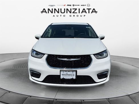 Certified 2023 Chrysler Pacifica Touring-L image 8