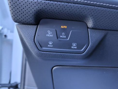 Used 2025 Volkswagen Atlas Cross Sport SE AWD/4WD image 29