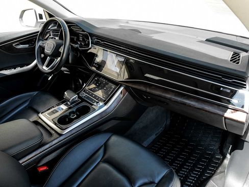 Used 2022 Audi Q8 Premium image 16