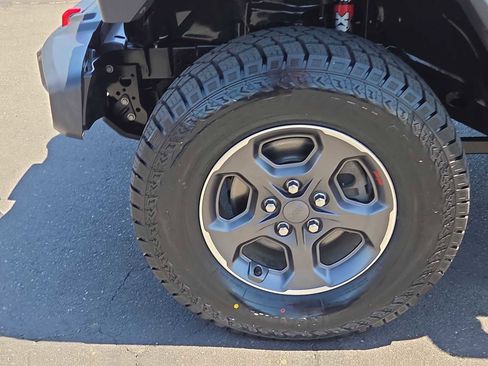 Used 2020 Jeep Gladiator Rubicon AWD/4WD image 16