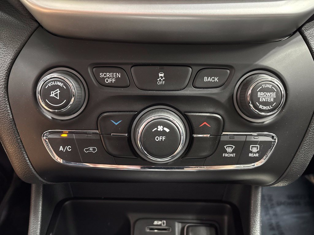 Used 2014 Jeep Cherokee Latitude w/ Cold Weather Group FWD image 23
