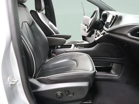 Used 2026 Chrysler Pacifica Limited FWD image 32
