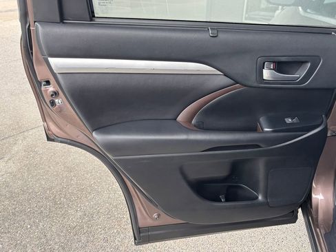 Used 2019 Toyota Highlander XLE image 30
