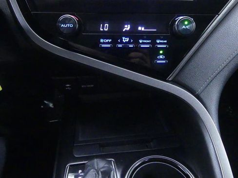 Used 2019 Toyota Camry SE FWD image 12