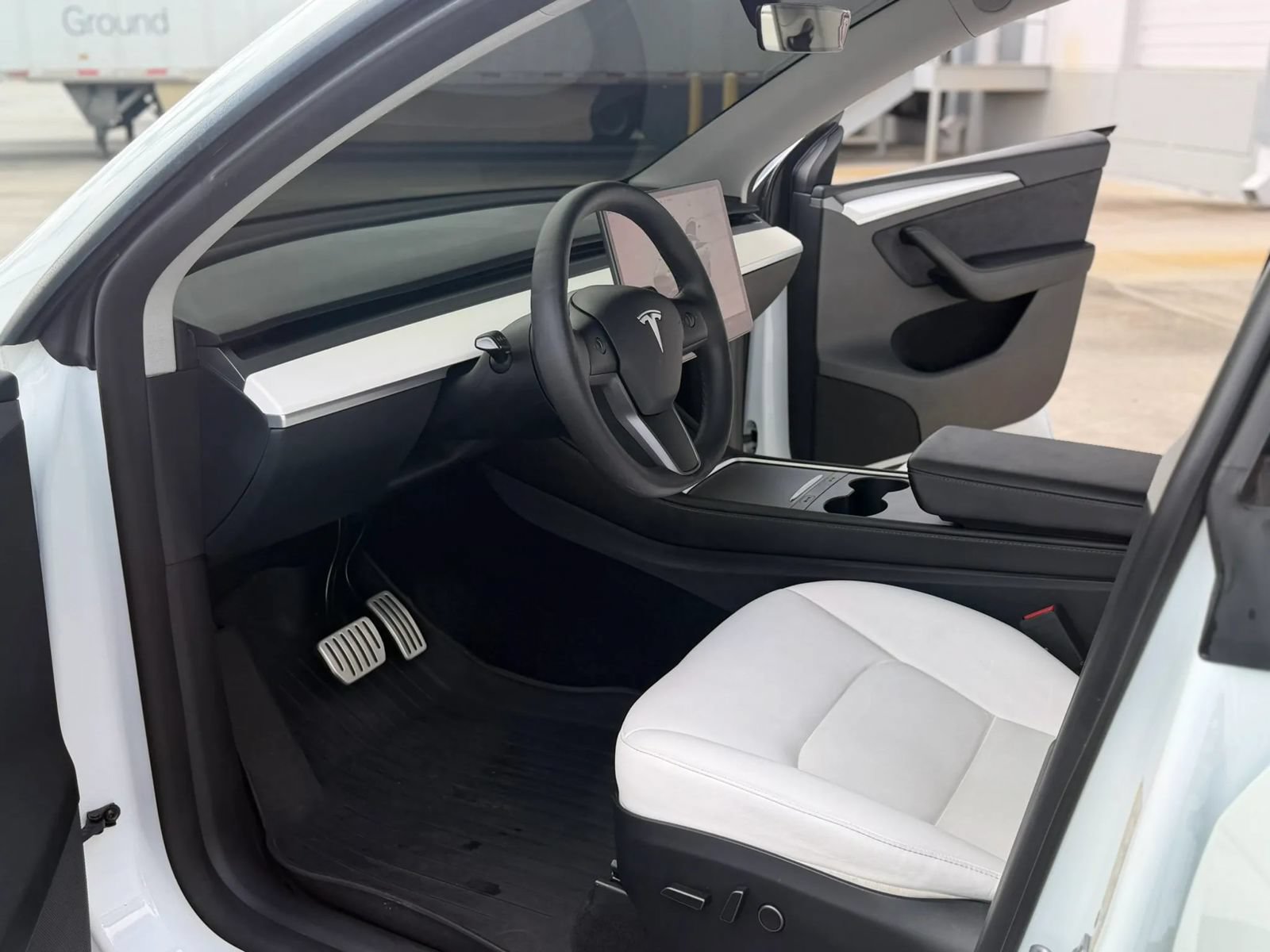 Used 2023 Tesla Model Y Performance AWD/4WD image 16