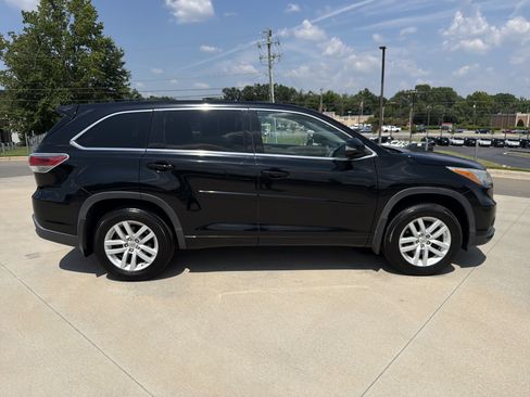 Used 2015 Toyota Highlander LE AWD/4WD image 11