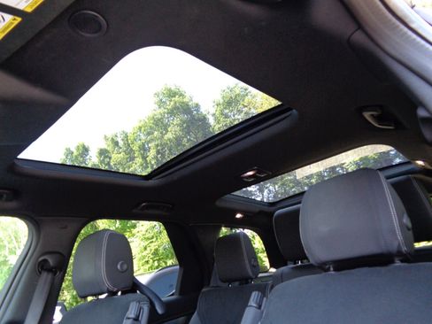 Used 2023 Land Rover Discovery S R-Dynamic image 15