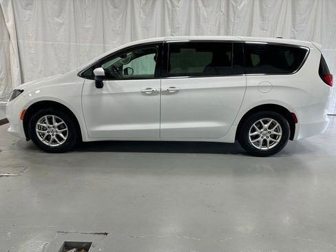 Used 2023 Chrysler Voyager LX image 4