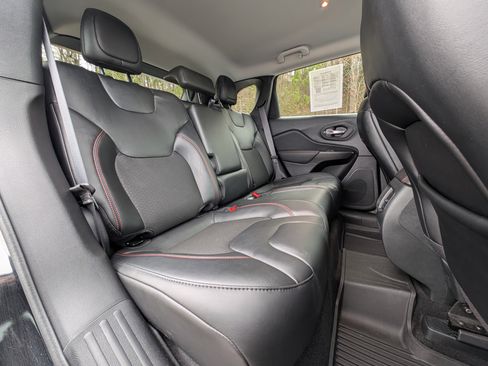 Used 2022 Jeep Cherokee Trailhawk image 19