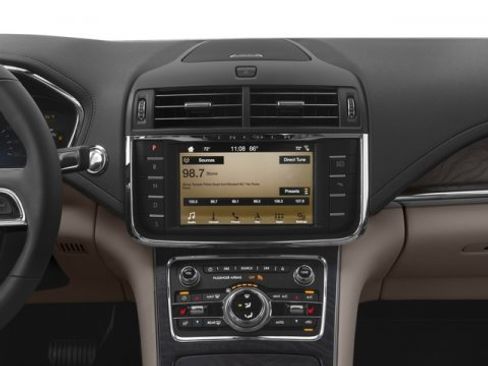 Used 2017 Lincoln Continental Select image 10