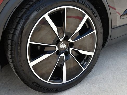 Certified 2025 Porsche Macan 4 Electric image 13