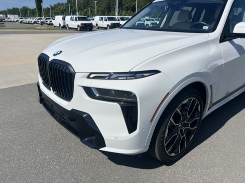 Used 2024 BMW X7 xDrive40i w/ M Sport Package AWD/4WD image 11