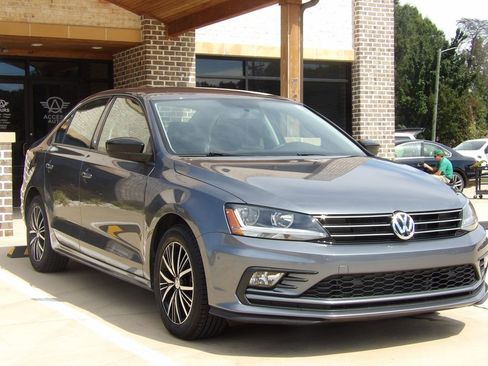 Used 2018 Volkswagen Jetta Wolfsburg Edition image 7