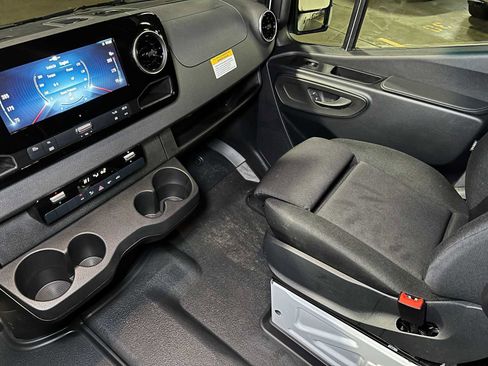 Used 2025 Mercedes-Benz Sprinter 2500 image 38