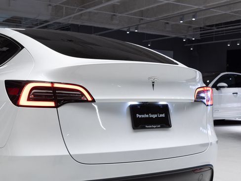 Used 2024 Tesla Model Y 2WD image 29