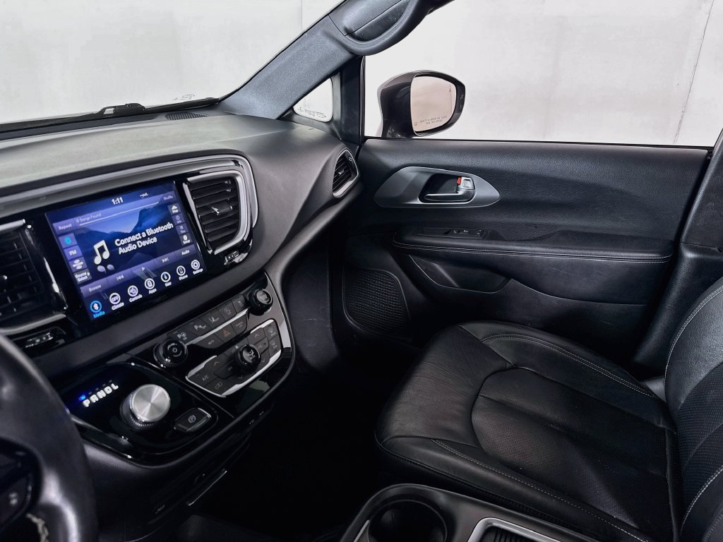 Used 2020 Chrysler Pacifica Touring-L Plus w/ Advanced Safetytec Group FWD image 23