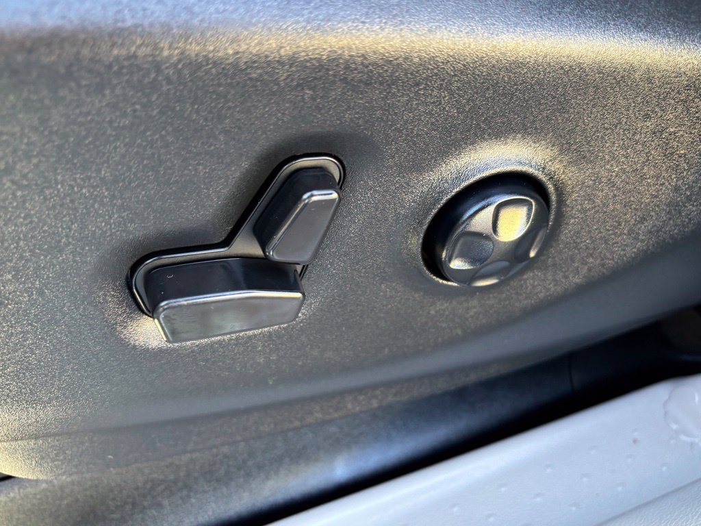 Used 2024 Chrysler Voyager LX FWD image 11