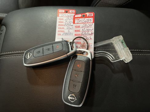 Used 2024 Nissan Pathfinder S image 27