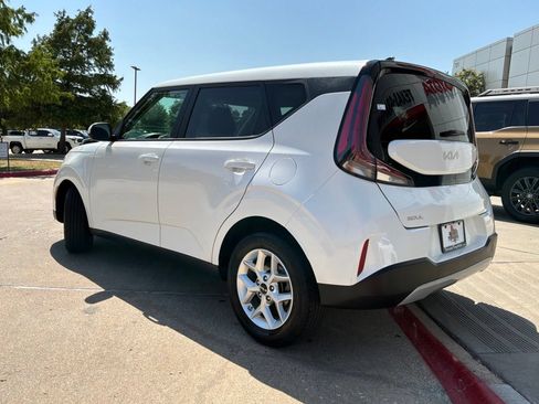 Used 2025 Kia Soul LX w/ LX Technology Package FWD image 8