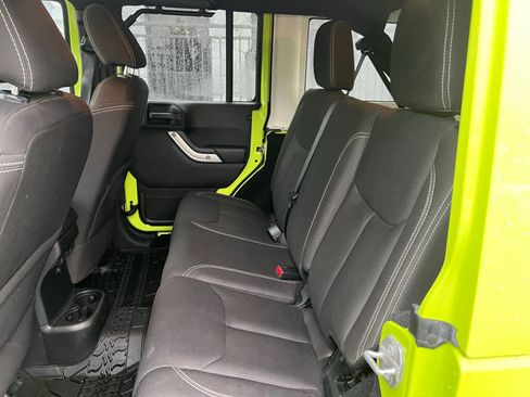 Used 2017 Jeep Wrangler Unlimited Rubicon w/ Connectivity Group image 15