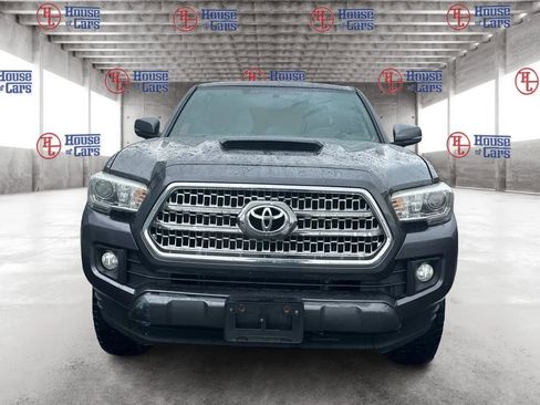 Used 2017 Toyota Tacoma TRD Sport w/ Tow Package (A/T) image 2