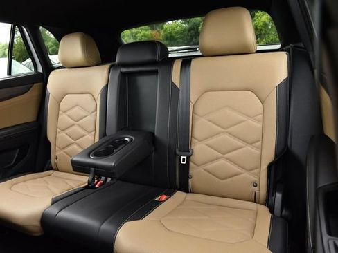 Used 2025 Volkswagen Atlas Cross Sport SE w/ Panoramic Sunroof Package FWD image 22