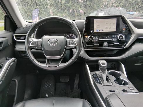 Used 2023 Toyota Highlander XLE FWD image 11