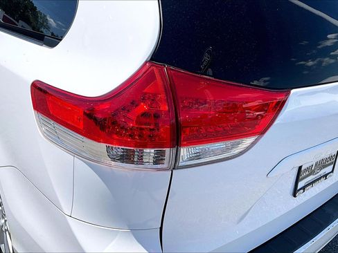 Used 2012 Toyota Sienna LE w/ Towing Pkg AWD/4WD image 31