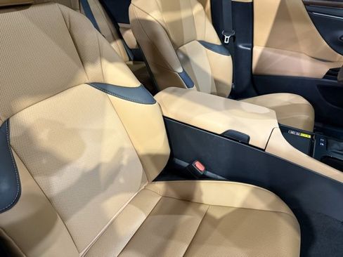 Used 2025 Lexus ES 300h w/ Premium Package image 3