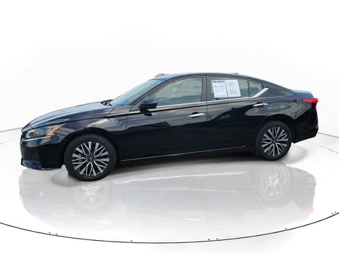 Used 2025 Nissan Altima 2.5 SV image 4
