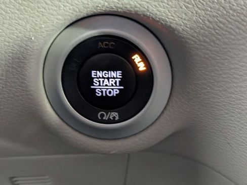 Used 2023 Chrysler Pacifica Touring-L image 19