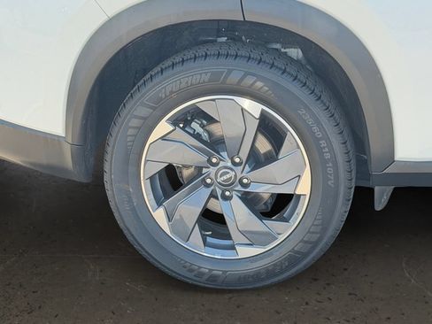 Used 2024 Nissan Rogue SV FWD image 9