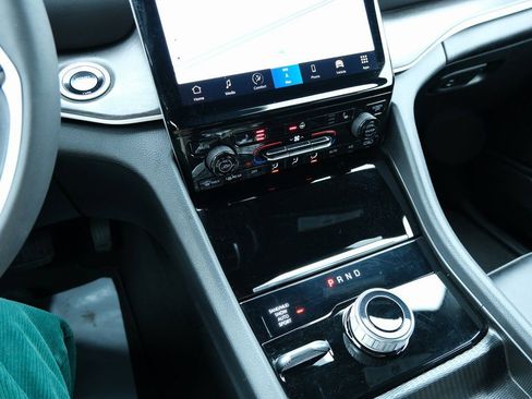 Used 2024 Jeep Grand Cherokee Limited image 22