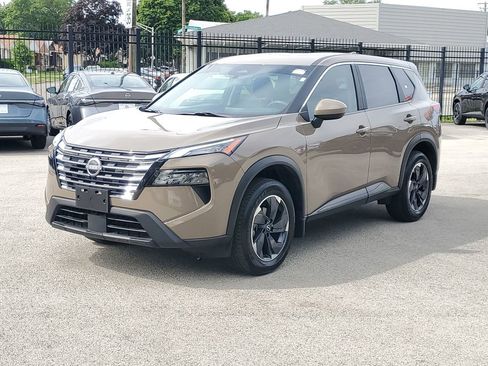 Used 2024 Nissan Rogue SV AWD/4WD image 2