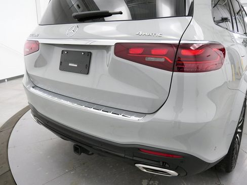 Used 2024 Mercedes-Benz GLS 580 GLS 580 w/ Exclusive Wood Trim Package image 9